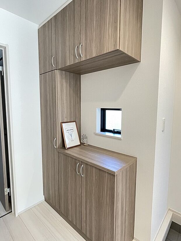 玄関　お気に入りも飾れるシューズクローゼット