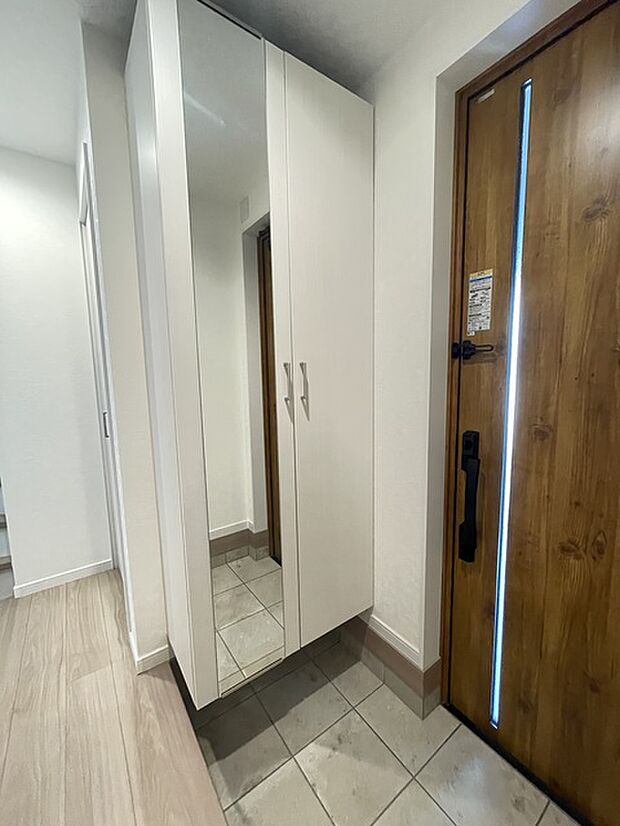 ミラー付きで身だしなみ確認に重宝なシューズクローゼット