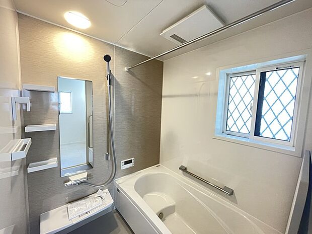 広々とした浴槽でご入浴いただけます 追い焚き・浴室乾燥機付きです