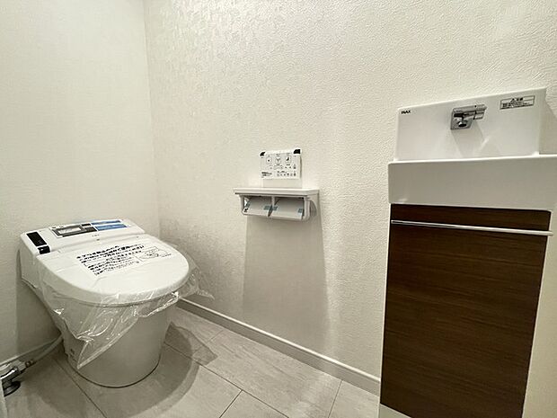 すっきりお掃除もらくらくなタンクレストイレ 手洗い器付きです