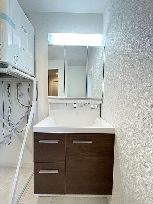 鏡裏にすっきり収納できるシャワー洗面化粧台