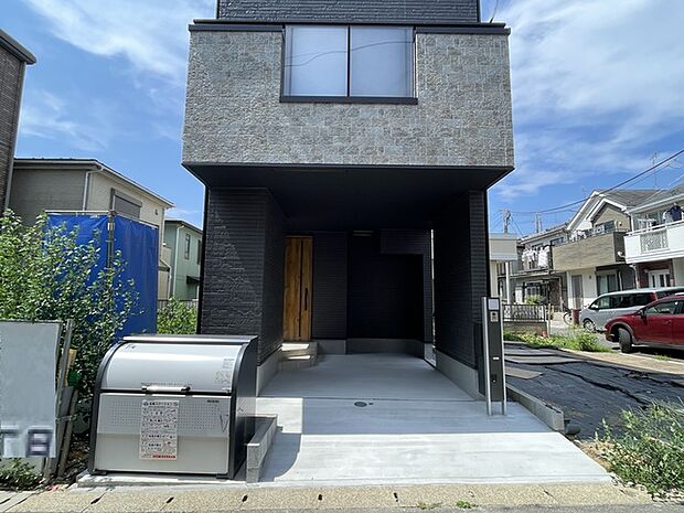 お車を風雨から守るビルトインガレージです 不在時に便利な宅配ボックス設置済み