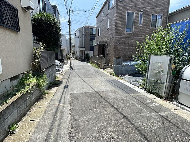 北側前面道路 幅員約4m私道(東向き)