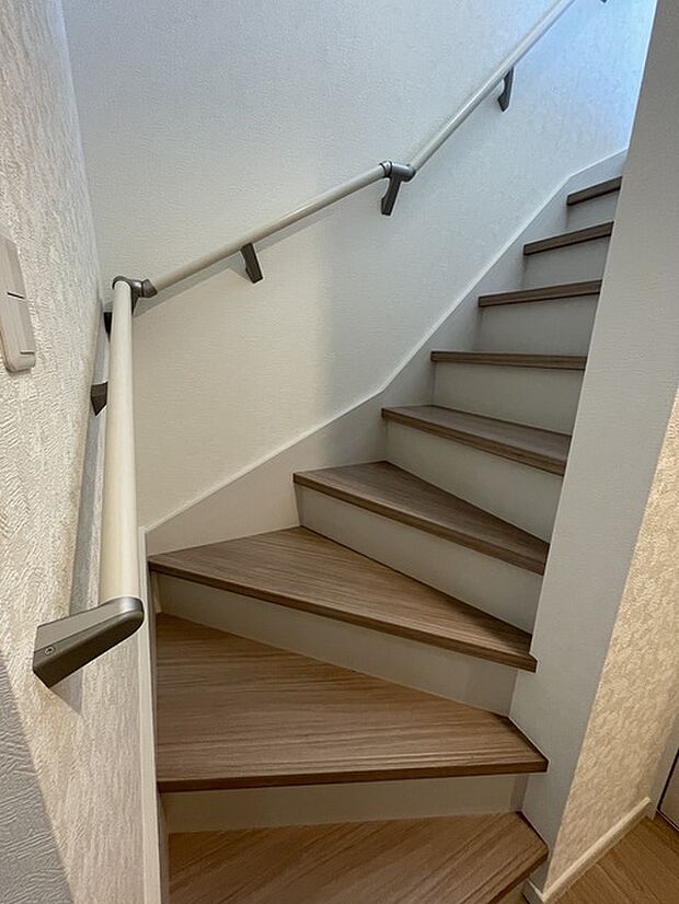 上り降りに重宝な手摺設置済み