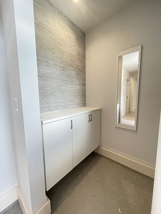 シューズクローゼット　アクセントクロスがお洒落です