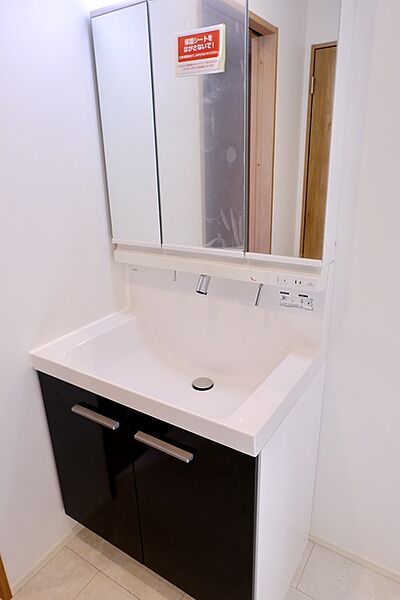鏡裏にすっきりと収納できる洗面化粧台です