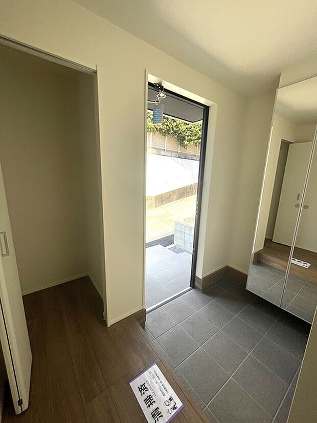 玄関ホール　収納