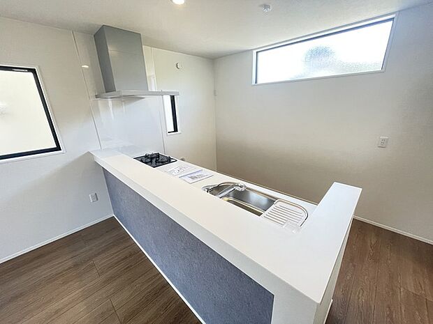 リビングを見渡せる対面式キッチン 背後上部窓からの採光で明るいキッチンです