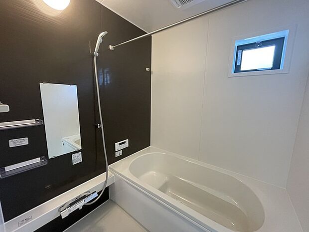 広々とした浴槽でゆったりご入浴できます 追い焚き・浴室乾燥機付きです