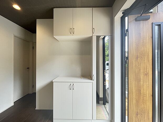 ミラー付きで身だしなみ確認に便利です　飾り棚としても楽しめるシューズクローゼット