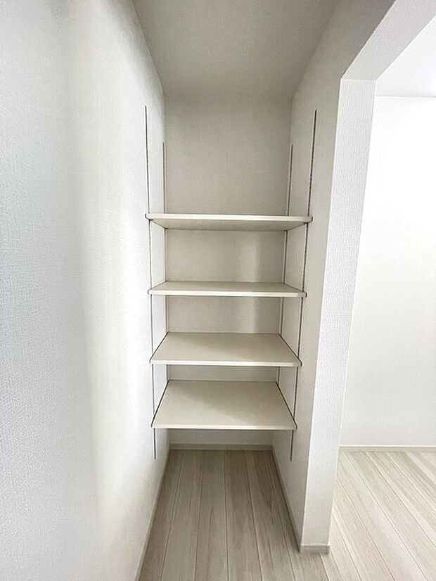 キッチン奥パントリー可動棚