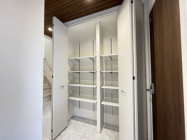 玄関ホール 可動棚収納