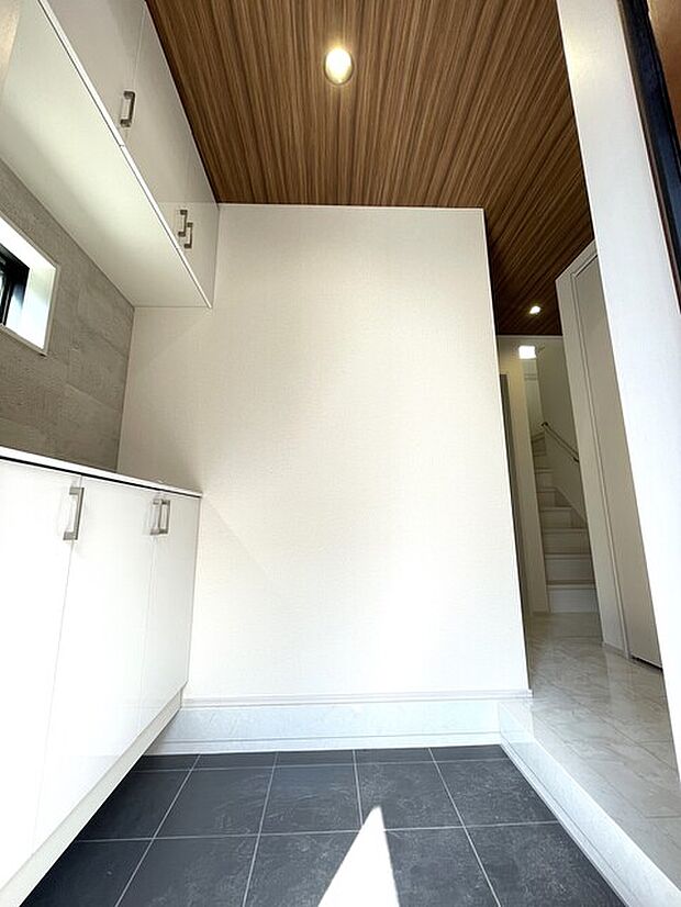 木目調天井や大理石調廊下など高級感あふれる内装