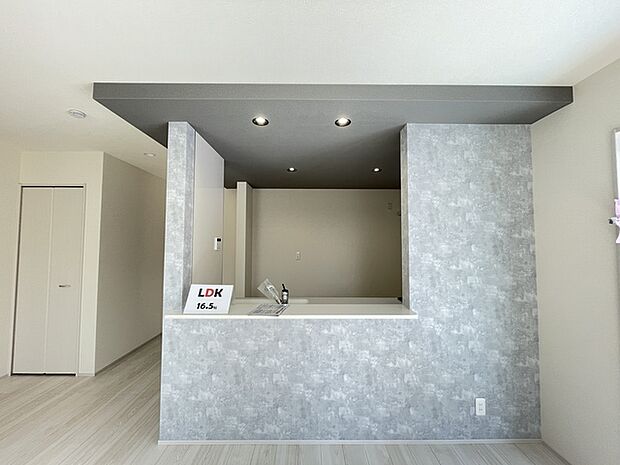 木目調折下天井・アクセントクロスがLDKのアクセントにも