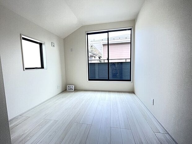4.87帖洋室　こちらのお部屋と6.25帖洋室が東側バルコニーに面しています