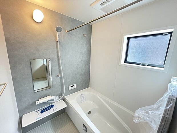 追い焚き・浴室乾燥機付き 手元で操作できるシャワーヘッド採用