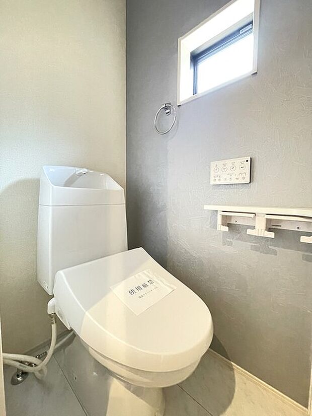 1階ウォッシュレットトイレ アクセントクロスが素敵です