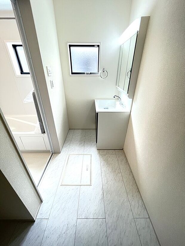 洗面室 窓があり通気良好