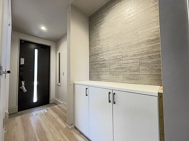 玄関ホール アクセントクロスが素敵です お気に入りを飾れる空間