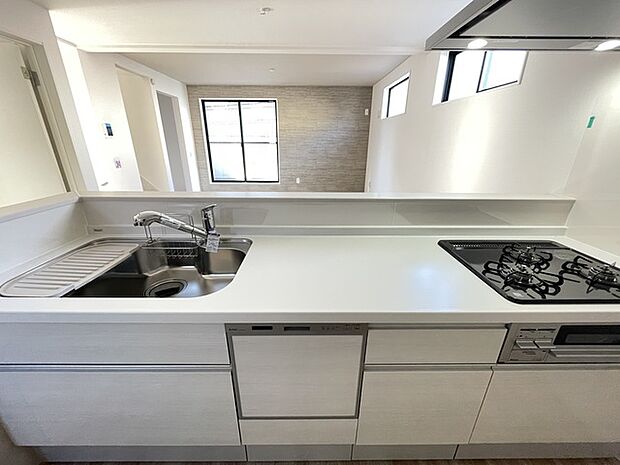 会話の弾む対面式キッチン 作業台も広めでご家族でお料理を楽しめます