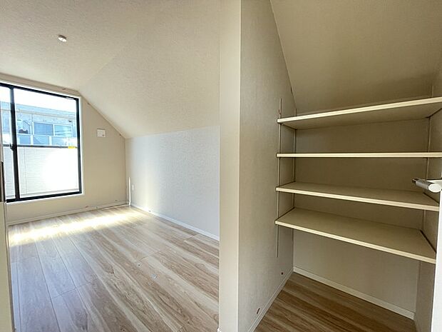 3階7.6帖洋室 可動棚収納・WICのあるお部屋です