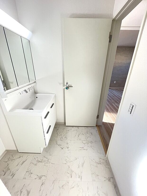 洗面室がキッチン隣に位置しており家事動線良好