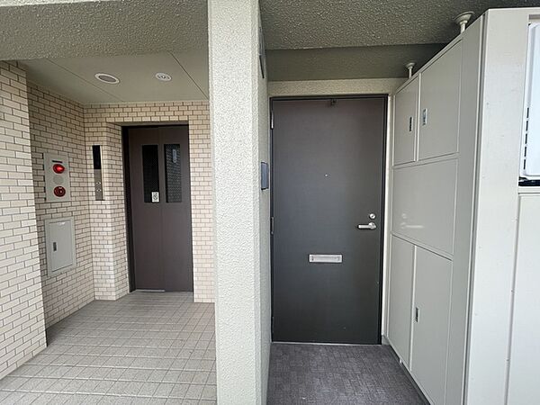 エレベーター3階で降り左側1軒目です