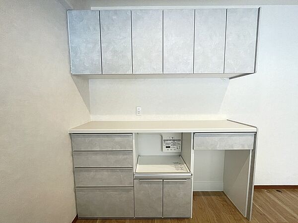 キッチン　家電やダストボックスもすっきり収まるカップボード