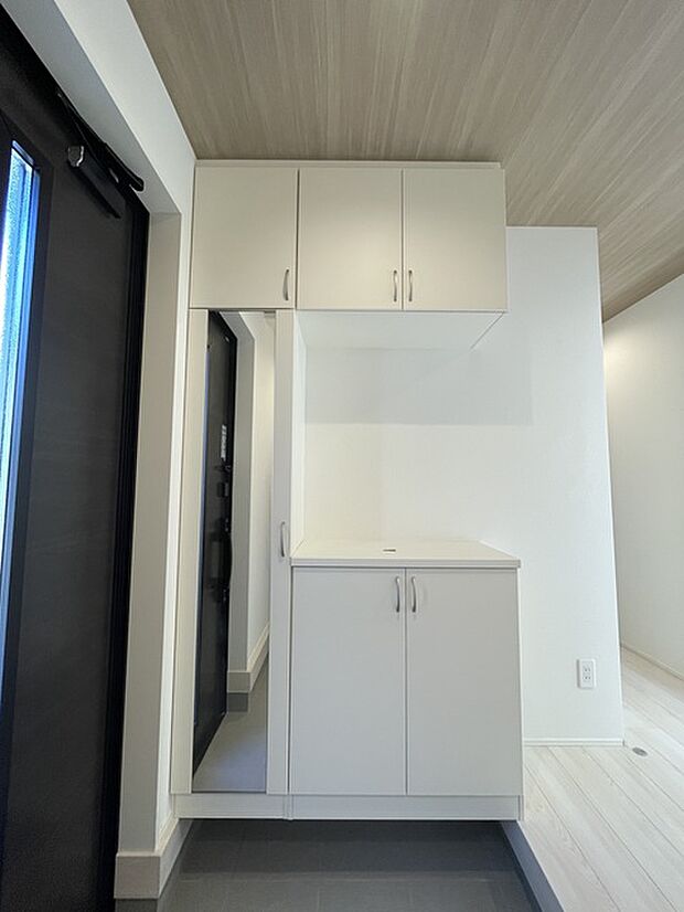 玄関　シューズクローゼット、ミラー付きで身だしなみ確認に便利です