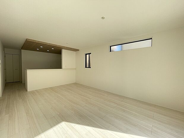 キッチン折下げ天井が白を基調とした空間に映えます