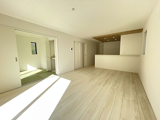 日当たり良好、明るい17.5帖リビングダイニングキッチン