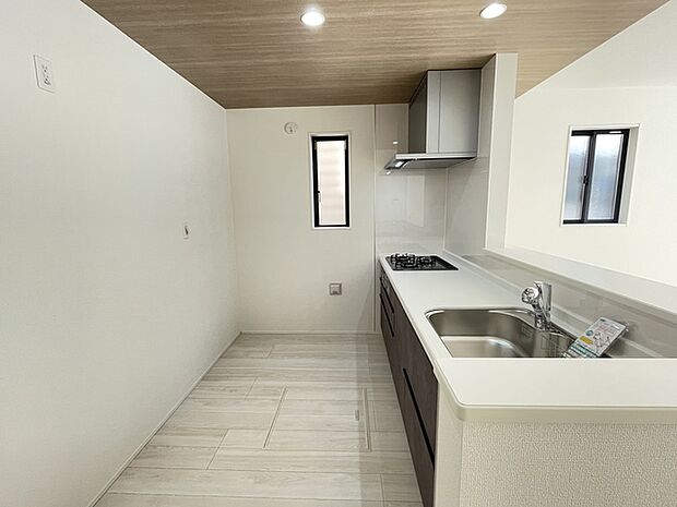窓付きで通気良好なキッチン　床下収納もあります