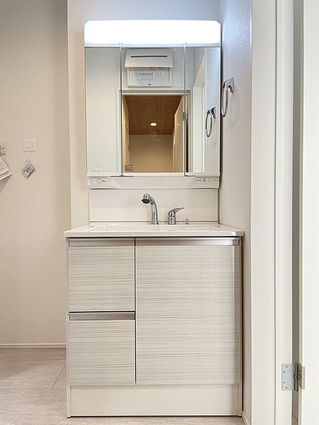 鏡裏にすっきり収納できるシャワー洗面化粧台