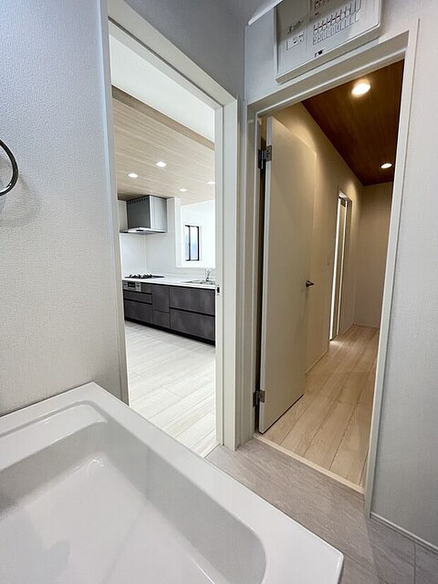 洗面室は廊下・キッチンどちらからも出入りできます