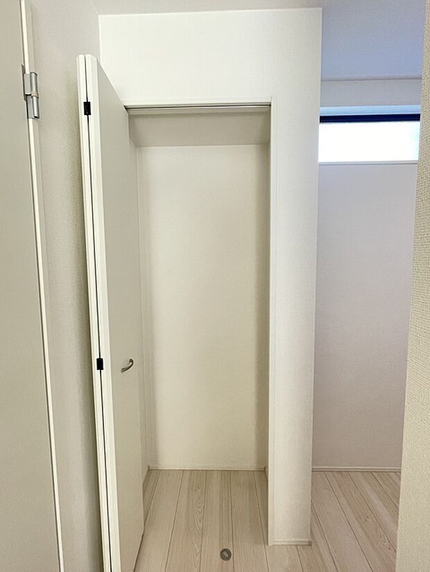 キッチン　扉付き収納