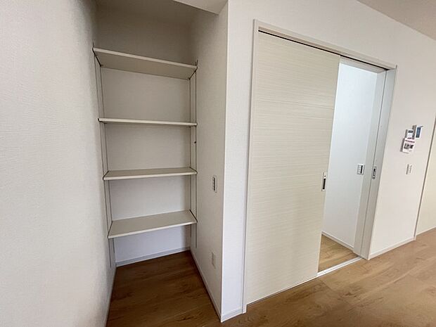 備蓄品を収めるの活躍する可動棚付パントリー