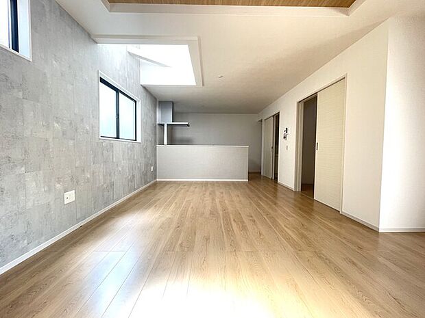 吹き抜けから採光降り注ぎます