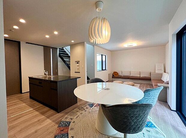 料理を楽しみ会話が弾むアイランドキッチンを中心に広々約20帖LDK