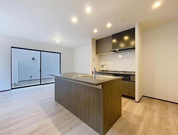 スタイリッシュなダークブラウンが空間のアクセント