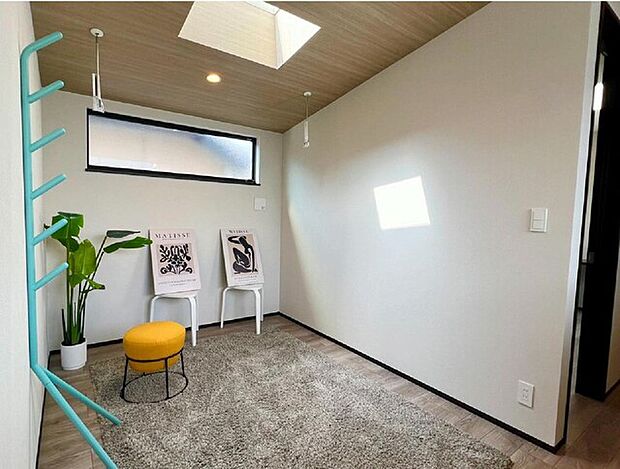 天窓とスリット窓から優しく光が差し込みます