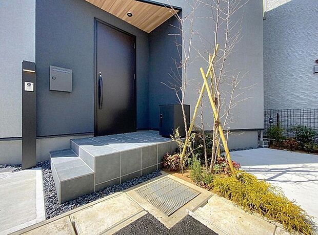 駐車場とは別に駐輪場やバイク置き場、物置、マルチスぺースがあります