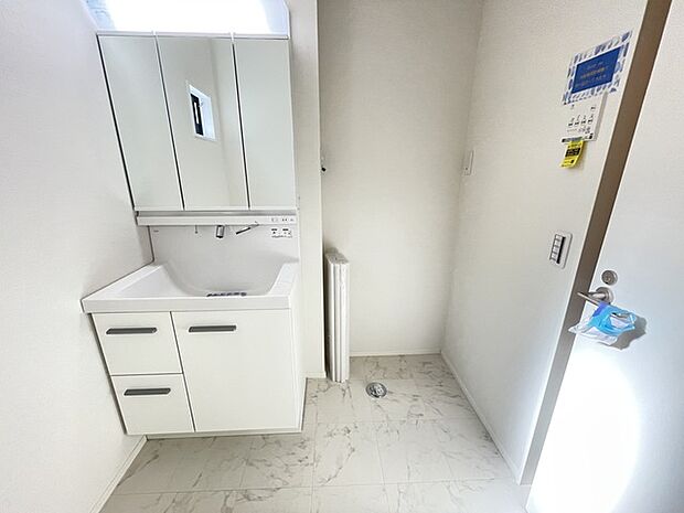 洗面室はキッチン裏に位置しており家事動線良好です