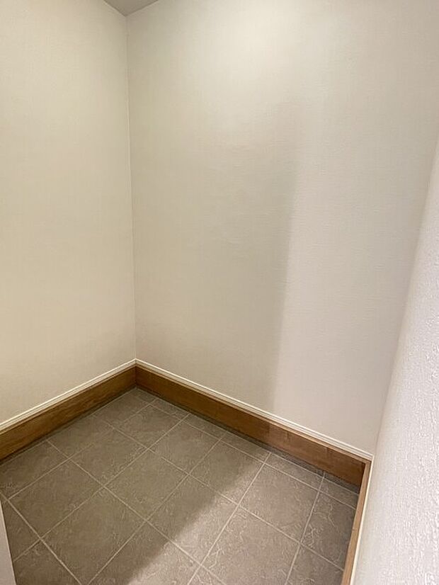 玄関　土間収納　外用品などすっきり収まります