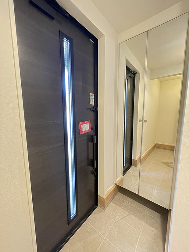 玄関　シューズクローゼットは全面鏡面仕上げ、軽いプッシュで開閉できます