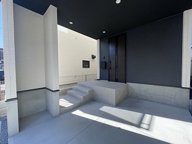 お車を風雨から守るビルトインガレージ　外用品を置けるスペースがあります