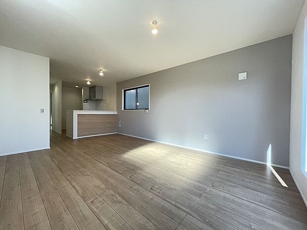 アクセントクロス採用　広々17.2帖リビングダイニングキッチン