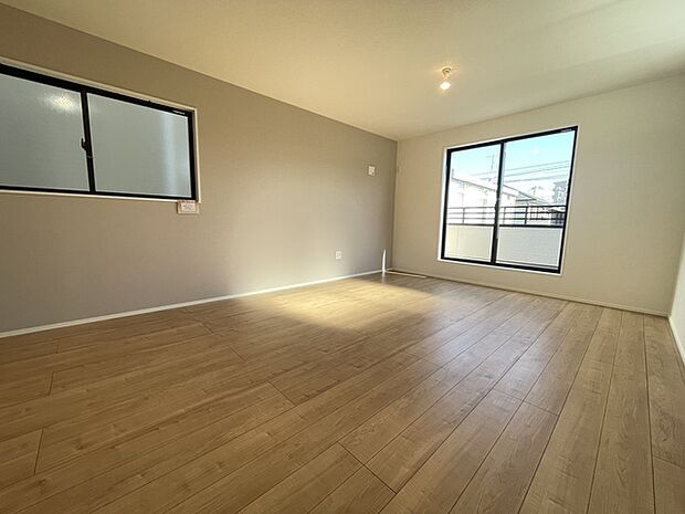 南西向き2階リビングには日差しがたっぷりです　冬でも暖か床暖房もあります