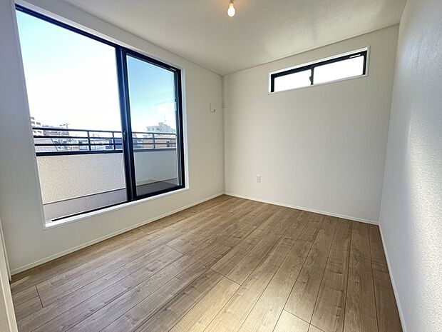 3階5.4帖洋室　バルコニーに出入りできるお部屋です