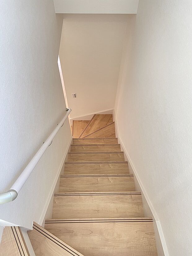 階段には手摺設置済み