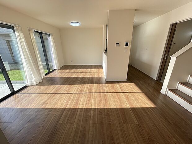 日差しがたっぷり♪　ご家族の顔を合わせる機会が増えるリビングイン階段です